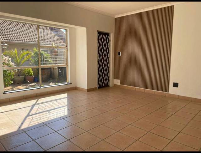 2 BEDROOM TOWNHOUSE FOR SALE IN BIRCHLEIGH NORTH